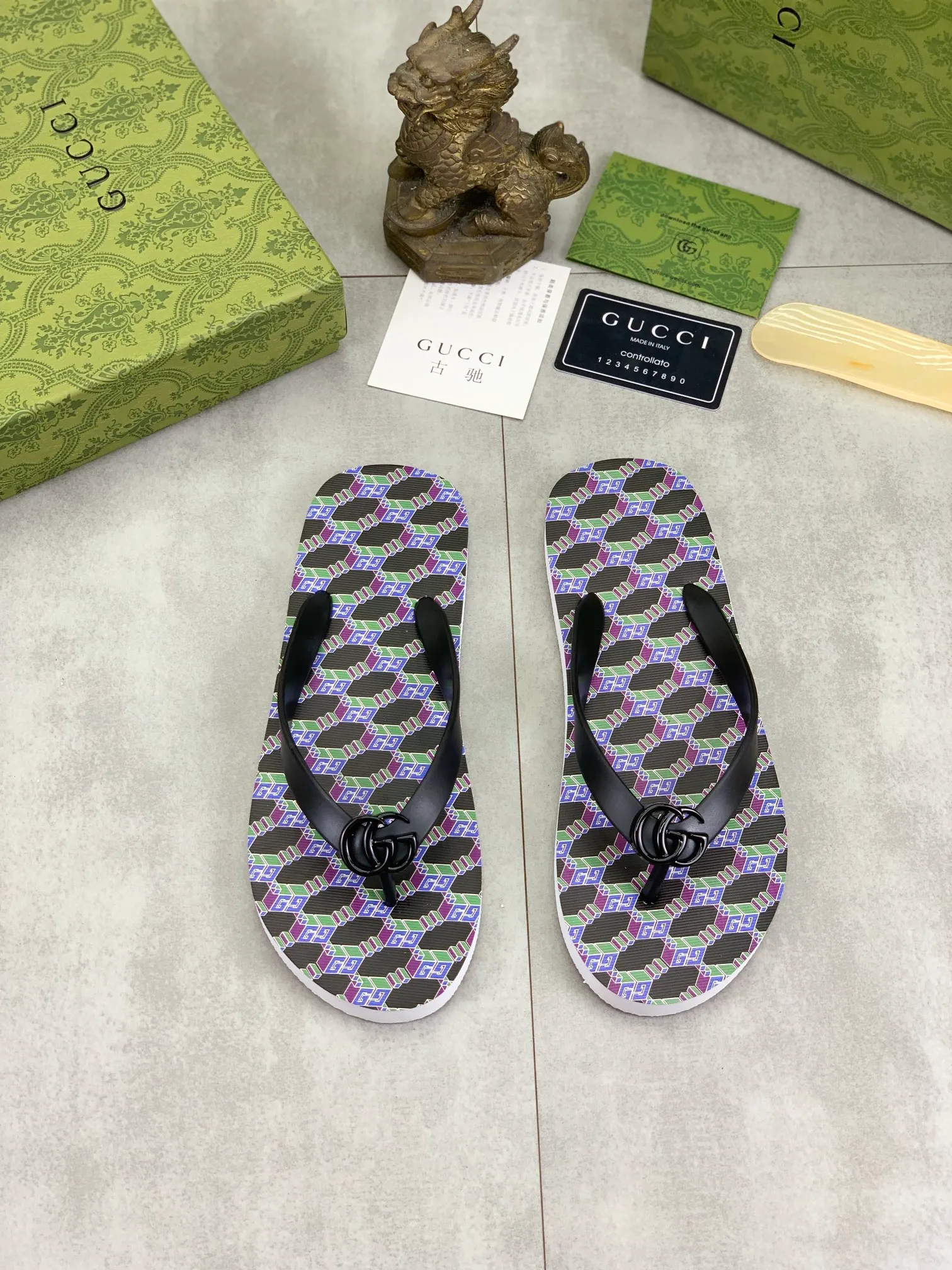 Men's men's shoes 💰P220💰【New style】🆘【GUCCI】Official website's popular Gucci adult couple 🧑‍🤝‍🧑 style, children's flip-flops are on sale at the counter simultaneously! Original fabric imported from Italy. Original bottom provided by the original factory. Size: Adult 36-45. Children’s size: 30-37. Multiple colors available.
